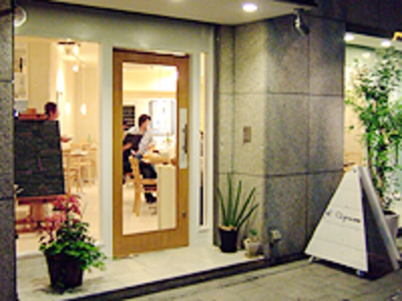 お店の外観です。大通り沿いですが、ちょっと見つけにくい場所なので目印に。