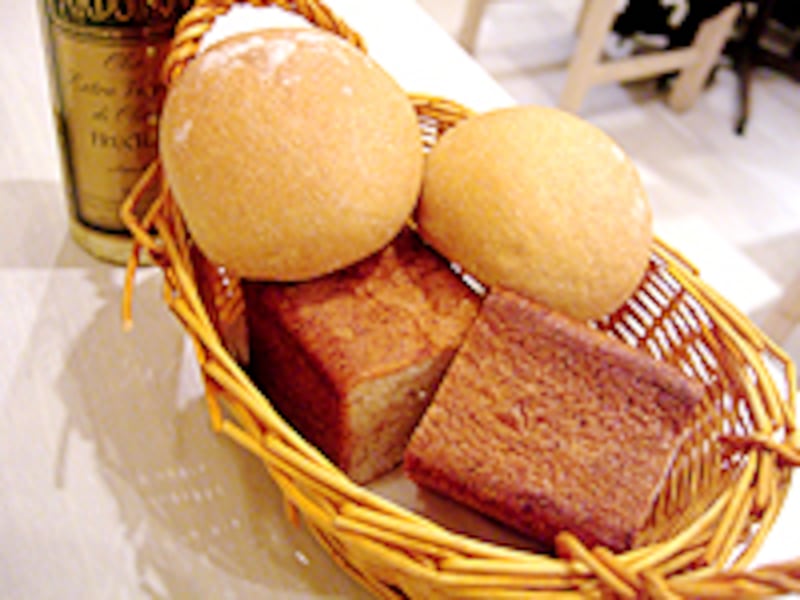 自家製パンは2種類。パン自体はもちろん、オリーブオイルも素晴らしい風味