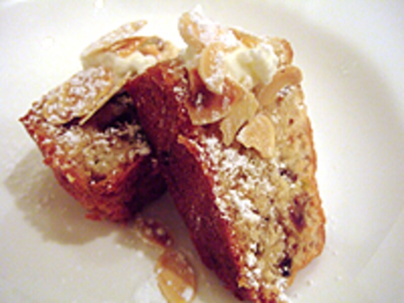 派手さはなくても、じわじわと来るおいしさ。ドライフルーツとナッツのトルタ。