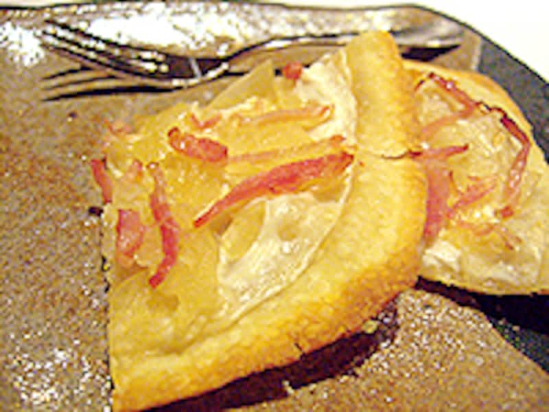 アミューズのタルトフランべはスターターにふさわしく、優しい味わい。