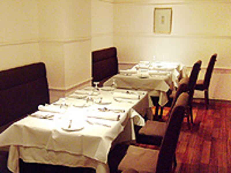 こじんまりとして落ち着いたレストラン。堅苦しさはやや少なめに、サービスはしっかりこなしてくれます