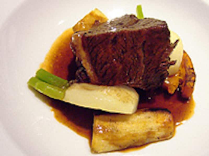 美しく煮込まれた、和牛ホホ肉の柔らか煮　ポルト酒と赤ワインのソース