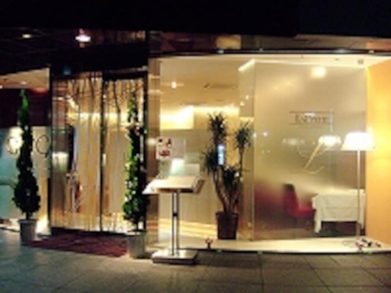 夜は、一際輝くお店の内装を目印に