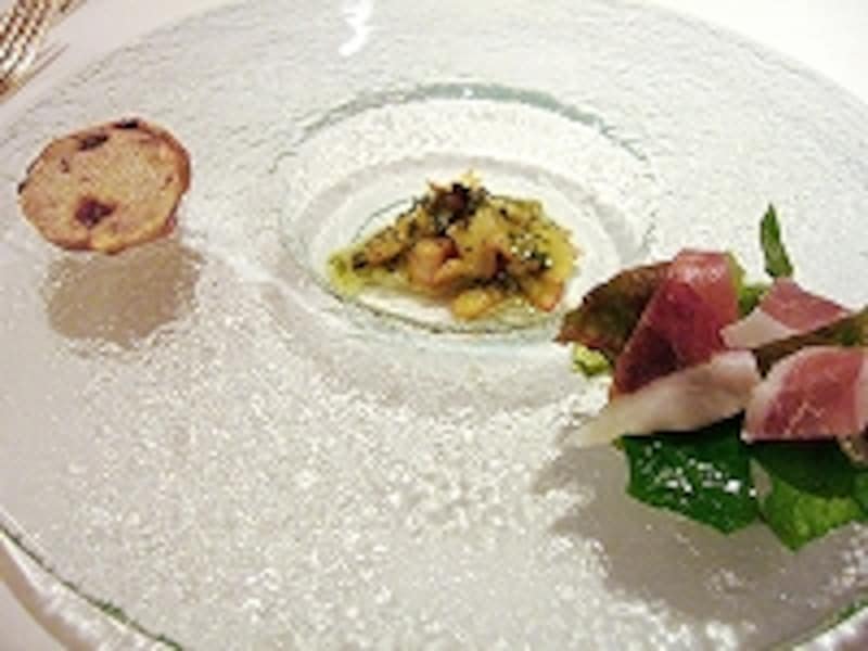 アミューズというより、前菜の豪華さを備えた、サザエとキノコの大葉バターソース バイヨンヌの生ハム添え