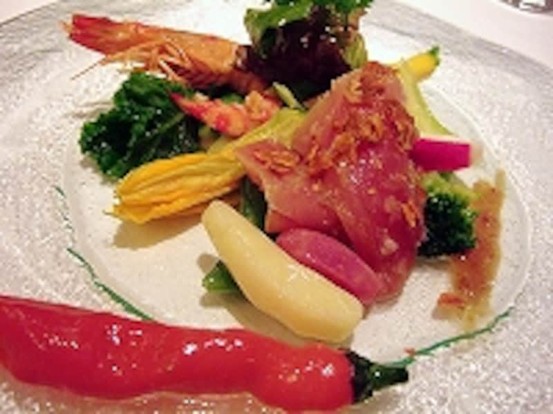 このレストランの良さを１皿に凝縮。ヨコワとシラサ海老のサラダ仕立て　花ズッキーニ添え