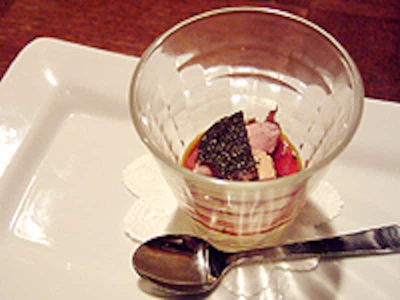 フランではなく「プリン」。カラメルの甘みと、フォアグラの濃厚さがお互いを高めます。