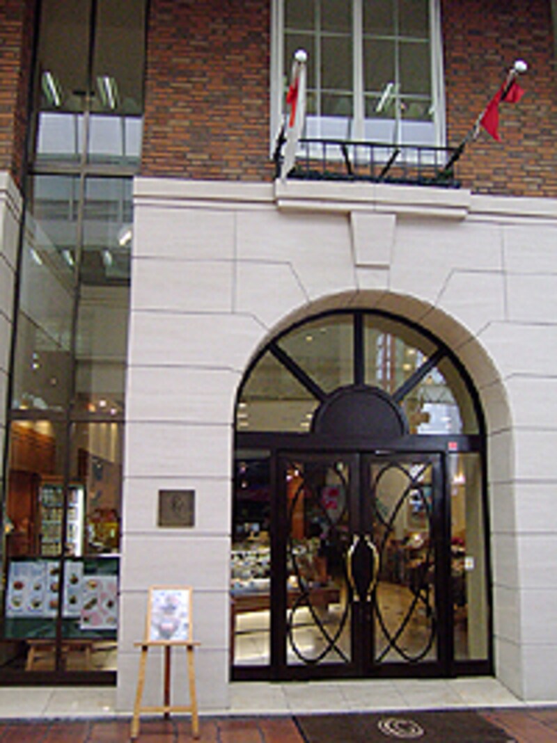 商店街にあって、ひときわ目立つ大きな建物。