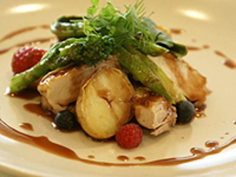 春野菜を彩ったホロホロ鶏のロティ　赤いフルーツビネガーの効いたソースにて