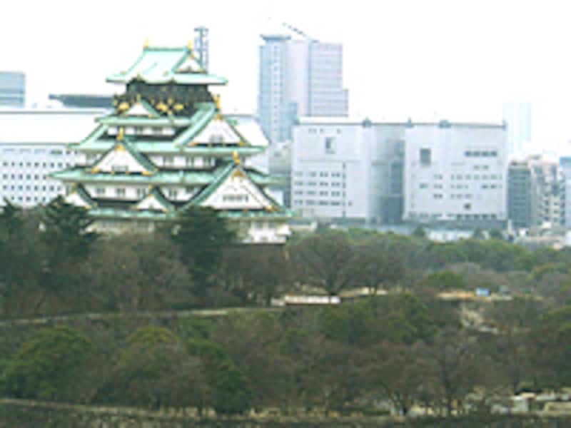 大阪城をすぐ近くに眺めながらのランチは優雅な気分に。