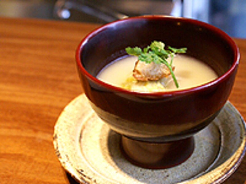 お昼のコース(2,500円)から、“新じゃがいも すり流し 芽キャベツ包み”