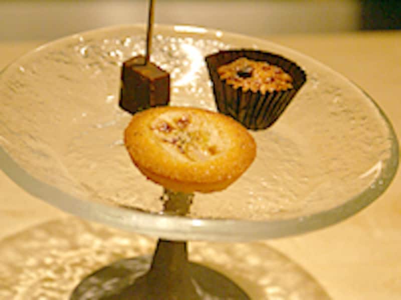 プティフールまでしっかり出てくるレストランはくつろげますね