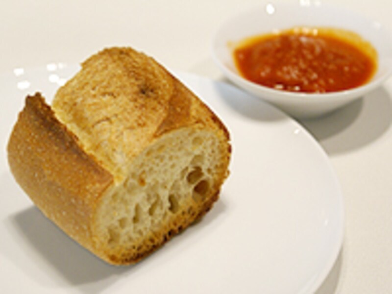 バゲット、白パンと２種類用意されるパンにも、バターではなくトマトソースが添えられます