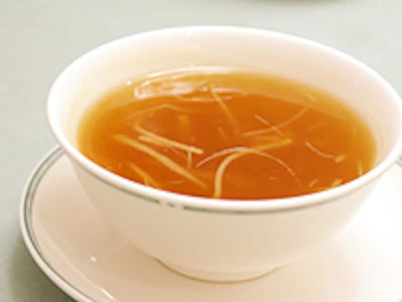 これからの料理に備えて、胃を温めてくれる、ふかのひれスープ