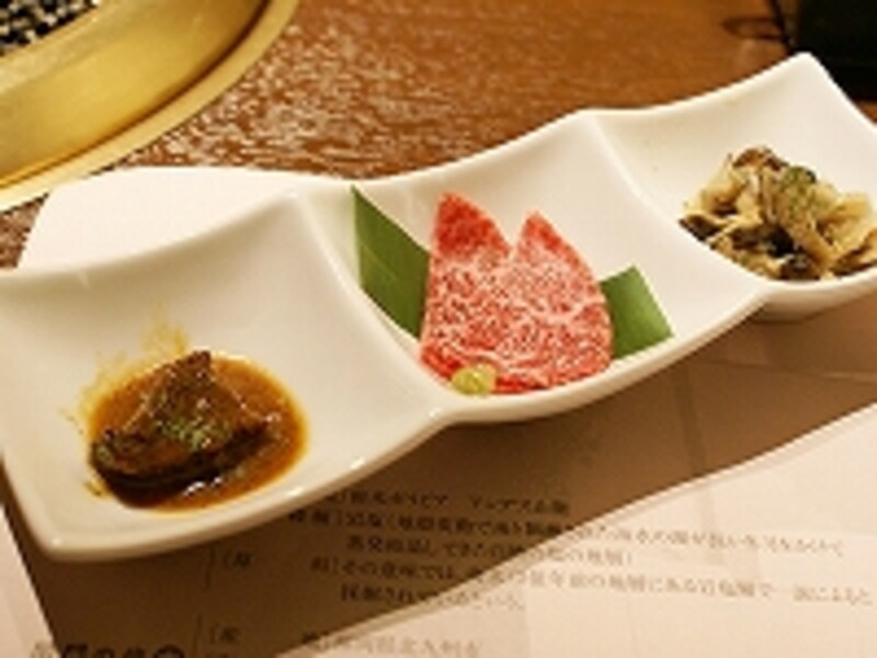 煮込み・刺しと、2種の肉に野菜の付き出し。