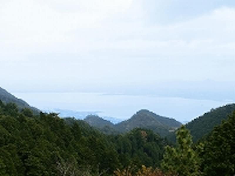 ダイニングから、朝の琵琶湖を見下ろす絶景