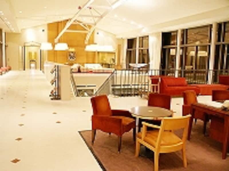 ロビーも開放的で、こんなところでもくつろげます