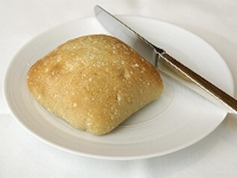 パンも美味。カトラリーはクリストフルで、皿はジャン・ルイ・コケ