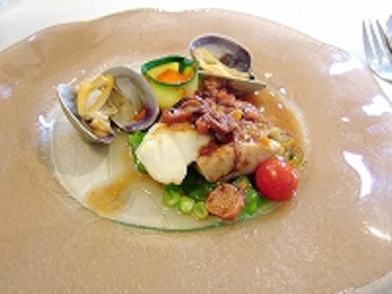 ランチの魚料理「天然真鯛のポワレ イイダコのソース」。ランチといえども赤ピーマンのクーリーなど、いい仕事しています。