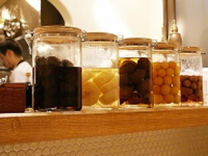店内に並ぶ自家製果実酒もオススメです