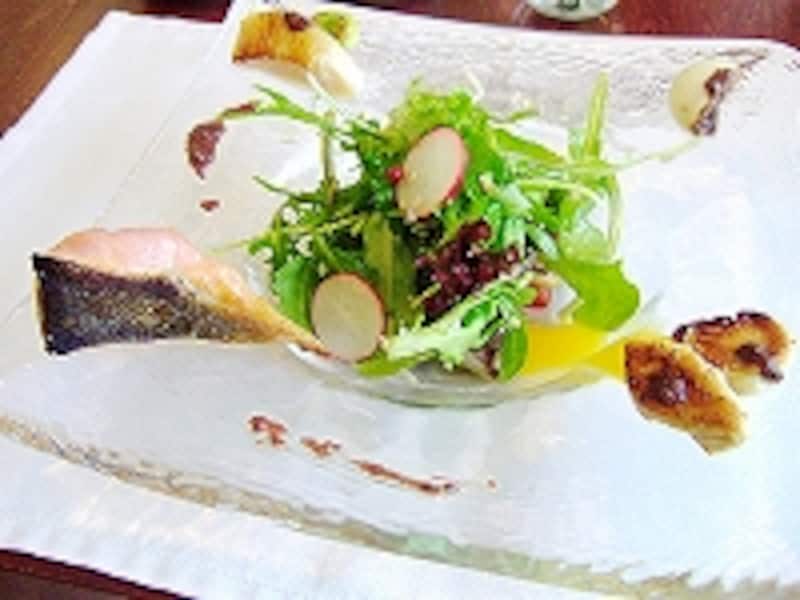 ランチ時の「市場からの魚介と篠山野菜の前菜」は、新鮮な魚介をいかした、神戸らしい料理