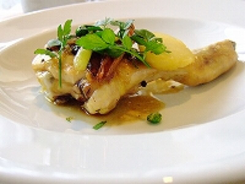 ランチ時の「鶏のロースト」は、ごく普通の素材は極上の火入れによって、最高の一皿に仕上げた一品