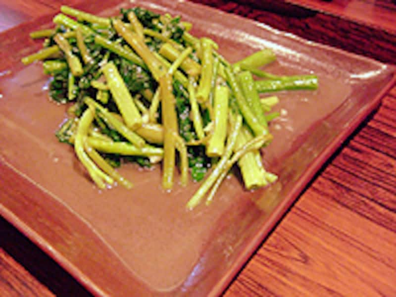 空心菜の塩炒めは、中心に空いた穴に調味料が絡まっていっそう美味。