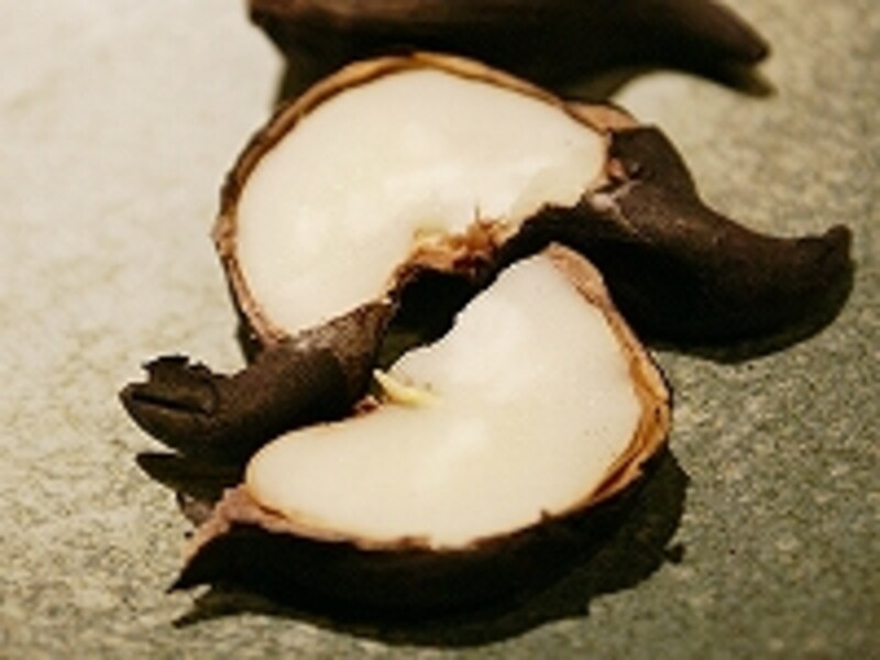 ひしのみを割るとホクホクの実が姿を現します。