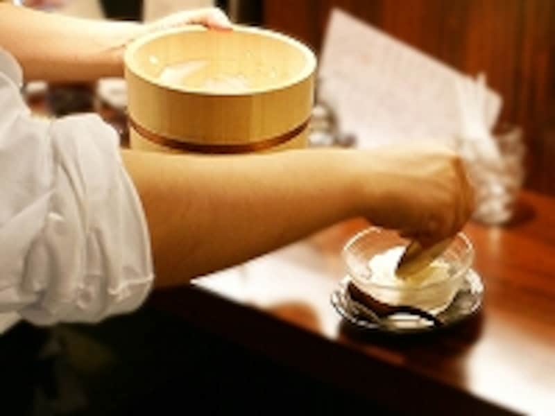 ひとすくいずつ、丁寧に盛っていただきます。