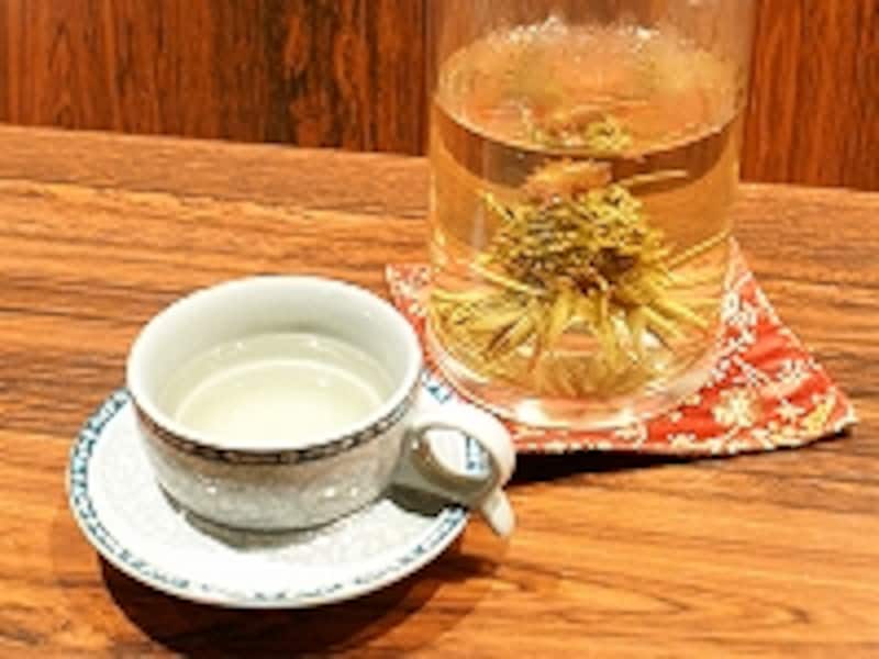 時間がたつと花が咲いたように開く工藝茶。それに伴い、味も変化するのが楽しい中国茶です。