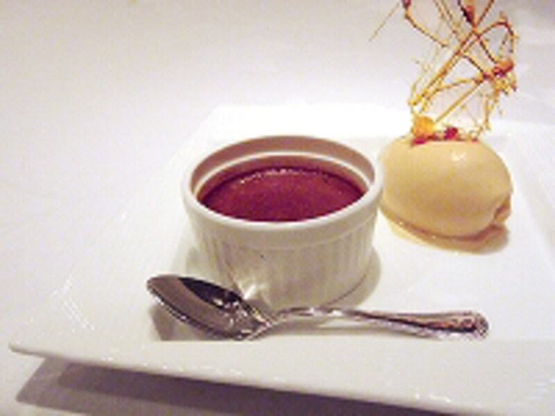 5,000円のディナーコースからデザート「ショコラムースとキャラメルのアイス」