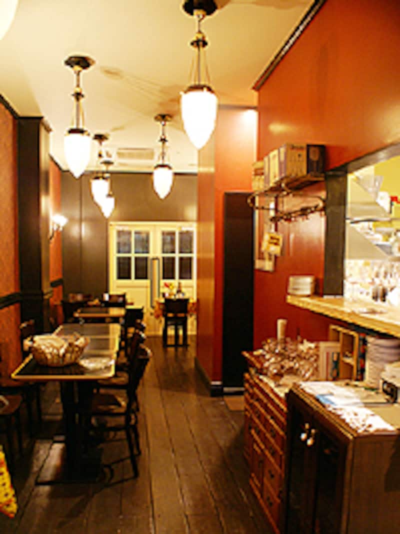 赤×黒の内装。暗めで縦長の店内がパリ以上にスタイリッシュ。