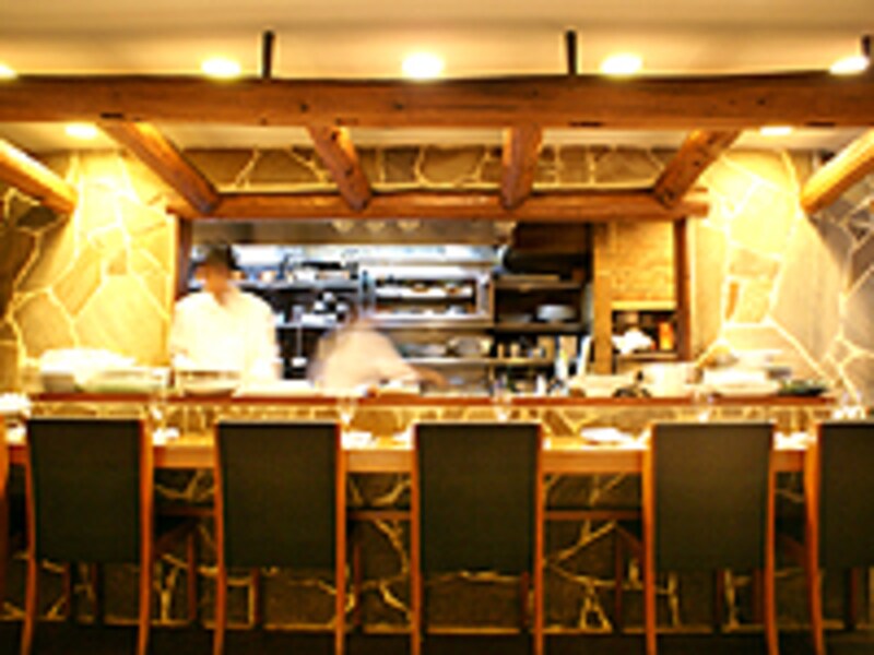 初めてうかがったとき、このカウンターの中で非常に丁寧にお皿を磨いていたのを覚えています。