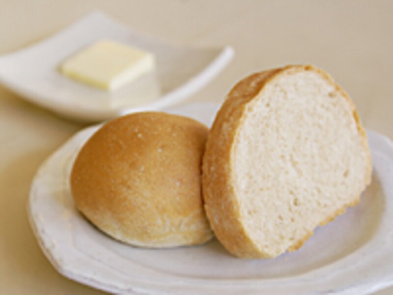 パンは自家製。丸パンには、ほんの少しだけ紅茶の風味をきかせています。