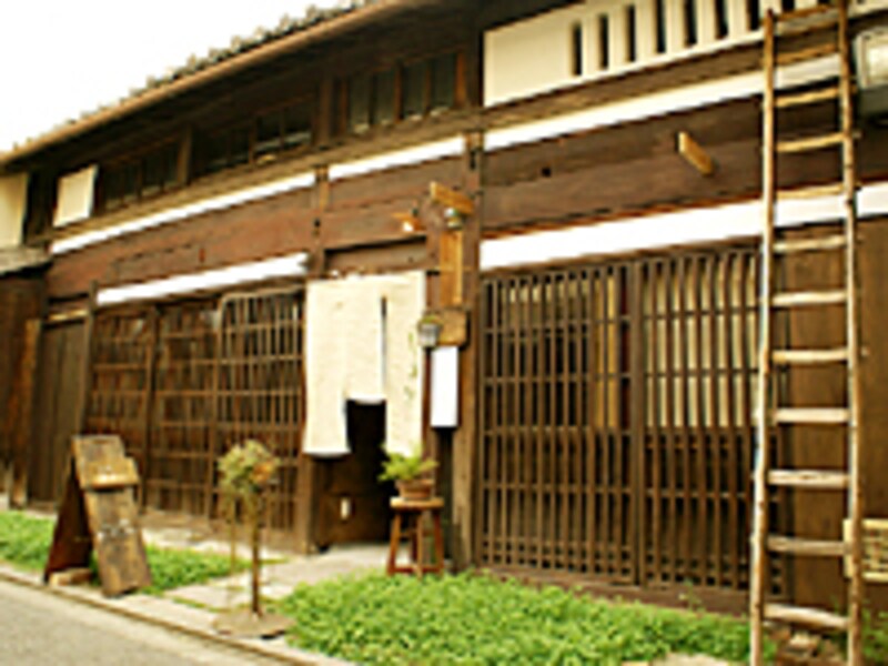 建屋の前にはクローバーが敷き詰められています