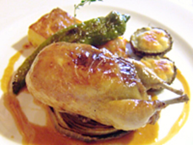 中にキャベツとフォアグラを詰めてローストしたウズラは、肉汁をたっぷり吸い込んだキャベツまで美味