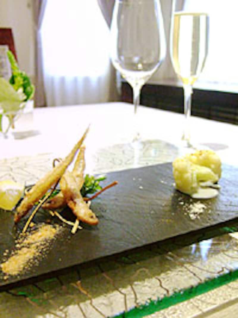 醤油パウダーで風味をつけたアミューズ、琵琶湖のワカサギのフリットとカリフラワー