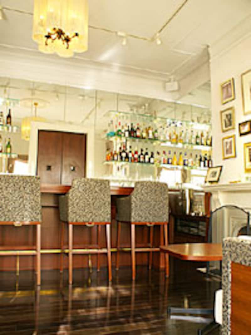 ウェイティングにも使えるバーカウンターも備えています