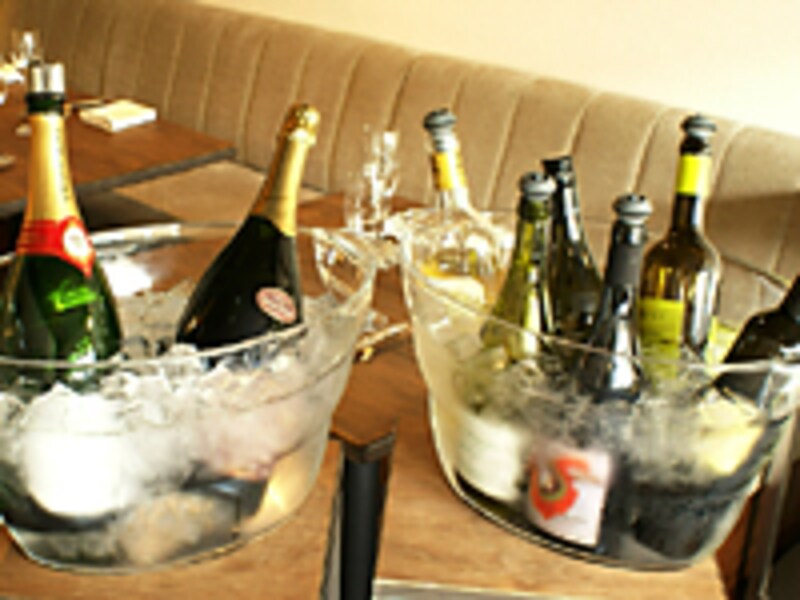 グラスワインは銘柄を見ながらチョイス