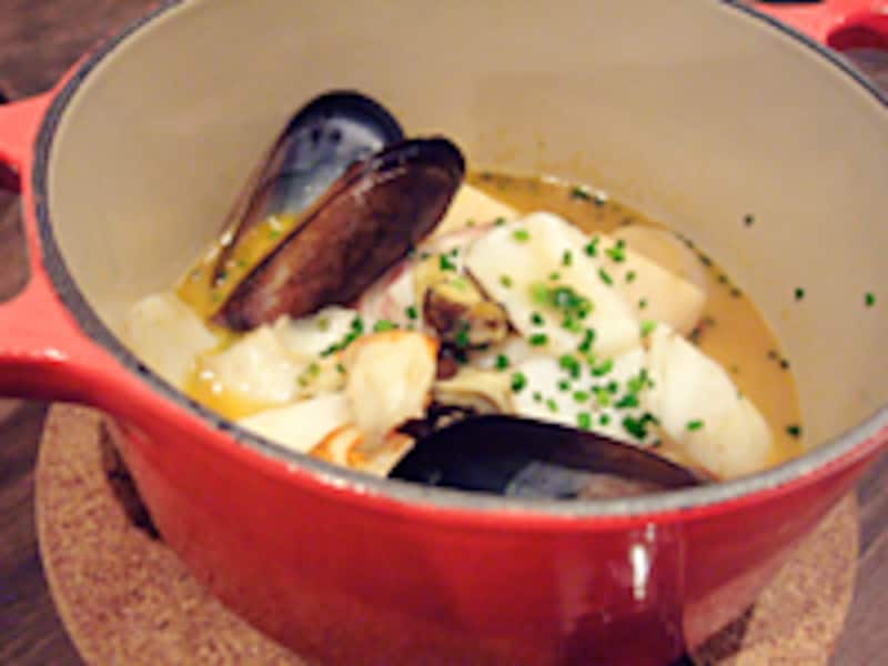 鴨以外も美味。こちらは魚介たっぷりのブイヤベース(3.570円)