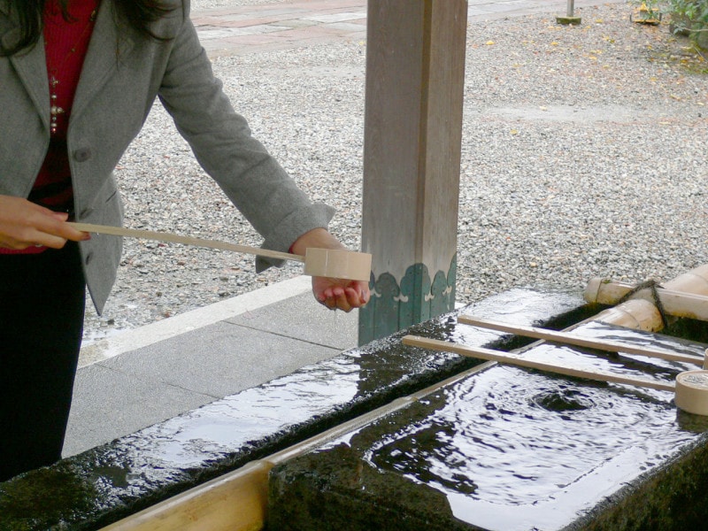 神社手洗い・手水やり方・手の洗い方・手の清め方・手水舎での作法1：右手で柄杓を持って水を汲み、左手にかける