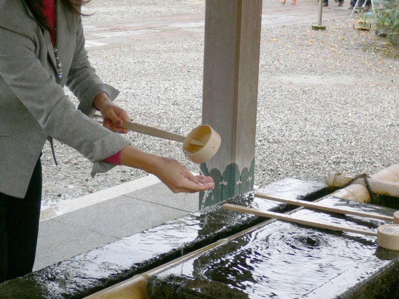 神社手洗い・手水やり方・手の洗い方・手の清め方・手水舎での作法2：柄杓を左手に持ち替え、右手にかける