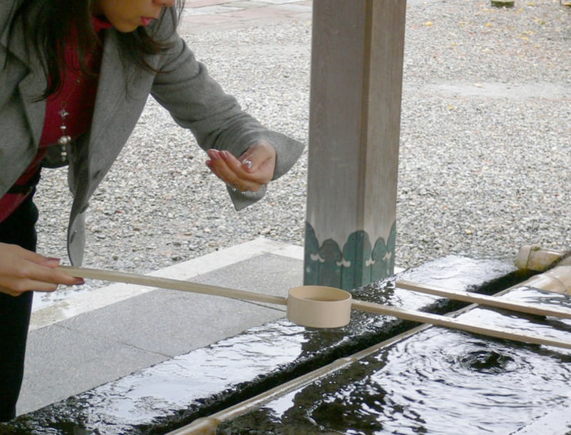神社手洗い・手水やり方・手の洗い方・手の清め方・手水舎での作法3：再び柄杓を右手に持ち替え、左の掌に水を受けて口をすすぐ