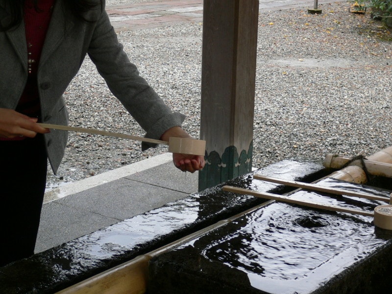 神社手洗い・手水やり方・手の洗い方・手の清め方・手水舎での作法4：もう一度、左手に水をかける