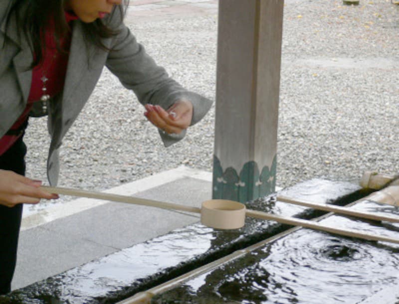 神社の正しい参拝方法は 手洗い 手水のやり方 二拝二拍手一拝 二礼二拍手一礼の違いやマナー 暮らしの歳時記 All About