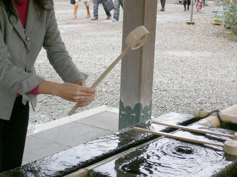 神社手洗い・手水やり方・手の洗い方・手の清め方・手水舎での作法5：最後に、両手で柄杓を立てて柄杓の柄に水を流す