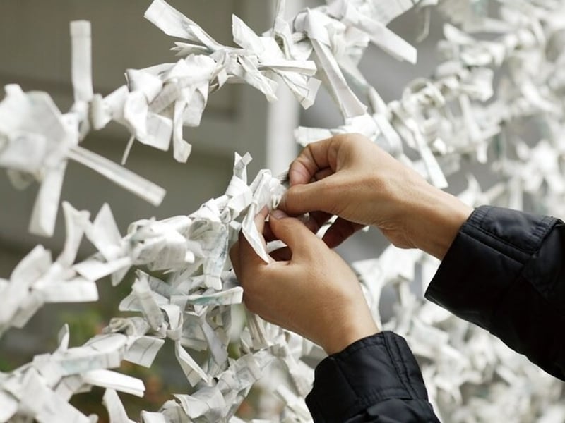 おみくじを結ぶ場所が指定されていることも多い