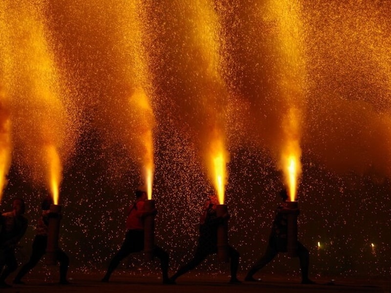 愛知県豊橋市の「炎の祭典」(毎年9月第2土曜日)では三河伝統の手筒花火がなどが楽しめます