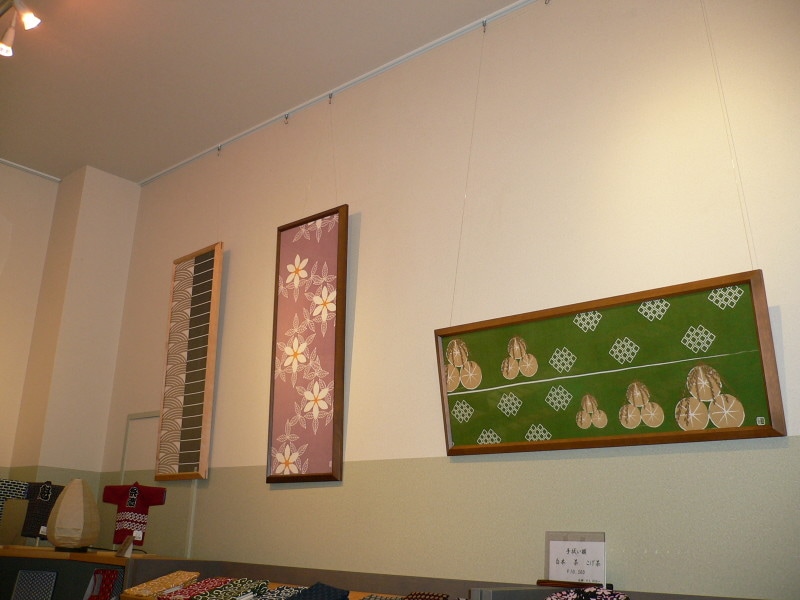 立体的に見えるよう工夫された手ぬぐい用の額でアートに飾りましょう。（額：￥10,500／手ぬぐい左から：蕎麦縞￥945、くちなし￥945、俵￥1,365）