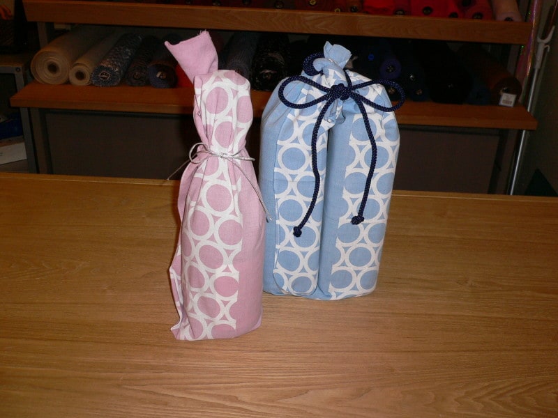 印象的なラッピング！ゴミも出ず、その後も使える点がウケています。詳しい包み方はこちらです。（半分小丸：桃色・水色各￥840）