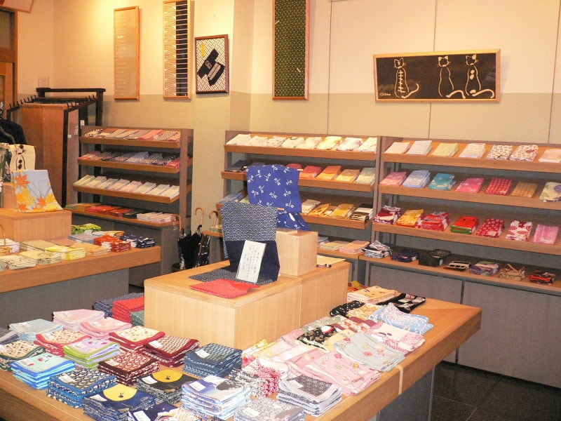 さまざまな色・柄の手ぬぐいがあり、選ぶのも楽しい♪